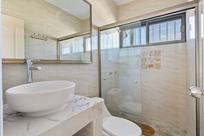 Douche, sèche-cheveux, serviettes fournies, papier toilette