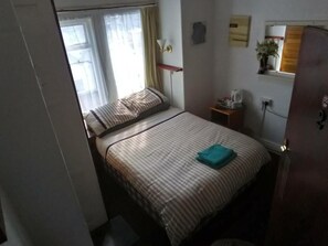 Basic-Vierbettzimmer, Mehrere Betten, Nichtraucher, eigenes Bad | Bügeleisen/Bügelbrett, kostenloses WLAN