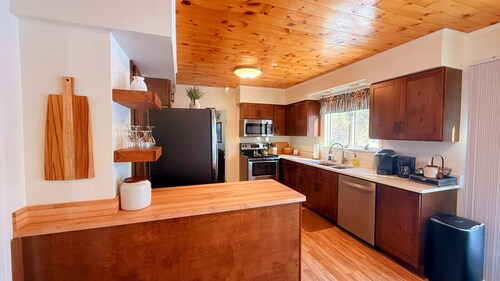 Lakeview, pet friendly apartment with lake access by the Juniper Motel