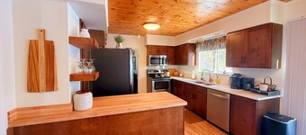 Lakeview, pet friendly apartment with lake access by the Juniper Motel