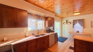 Køleskab, mikrobølgeovn, ovn, kogeplade