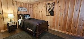 3 bedrooms, WiFi, bed sheets - Lakeview, pet friendly apartment with lake access by the Juniper Motel (Greenville)