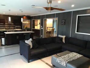 TV - Waterfront Fun on the River, Spacious Modern Home (Fort Myers)