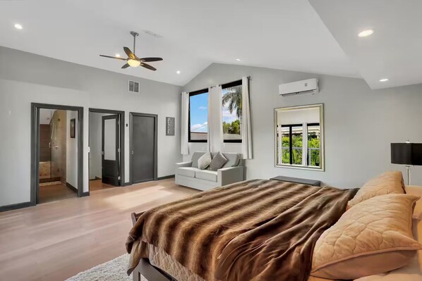 4 habitaciones, tabla de planchar con plancha, wifi y ropa de cama 