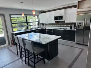 Private kitchen - Waterfront Fun on the River, Spacious Modern Home (Fort Myers)