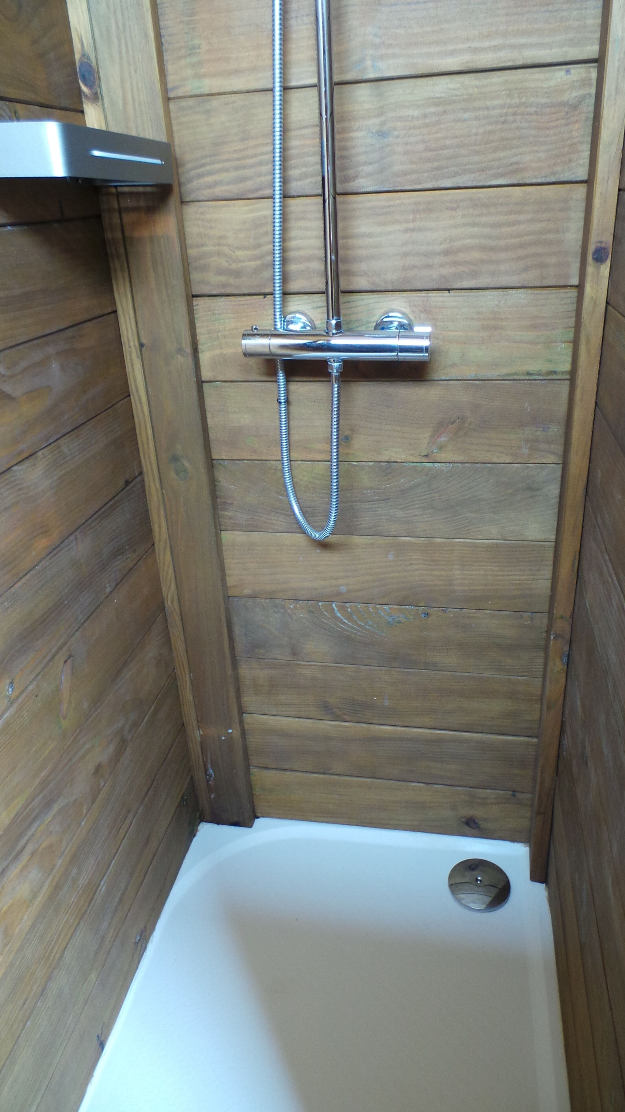 Douche, serviettes fournies, savon, papier toilette