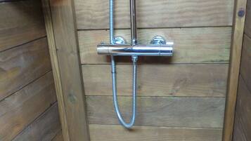 Douche, serviettes fournies, savon, papier toilette