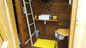 Douche, serviettes fournies, savon, papier toilette