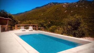 Sesongbasert utendørsbasseng