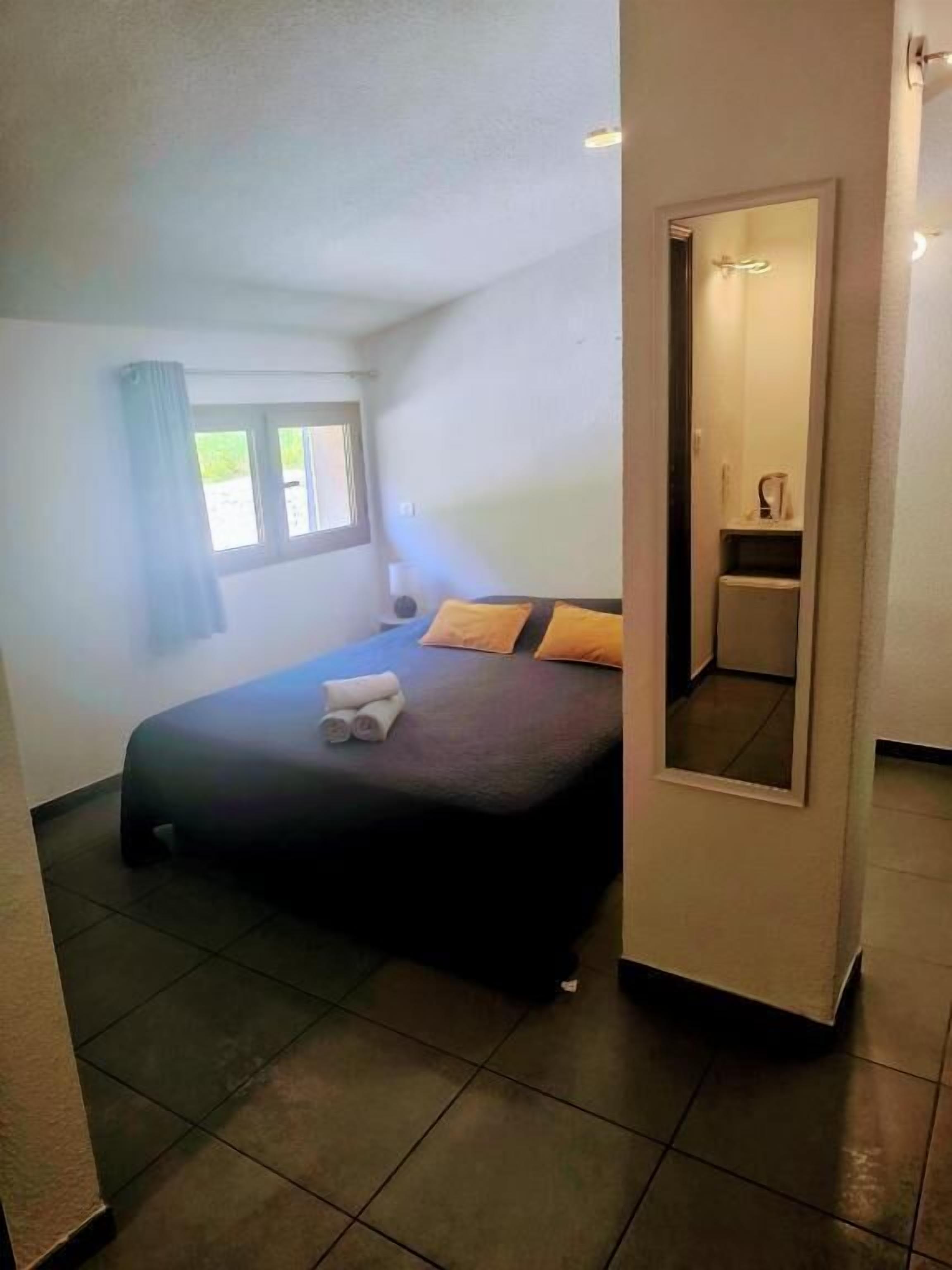 Skrivbord, arbetsyta för laptop, ljudisolering och gratis wi-fi