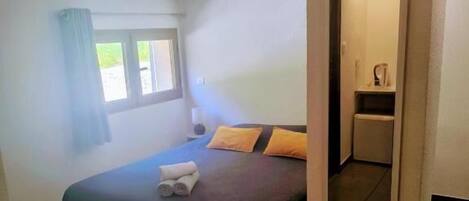 Skrivebord, skrivebord for bærbar PC, lydisolert og wi-fi (inkludert)