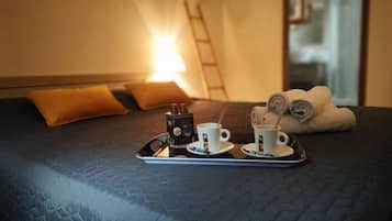 Daily cooked-to-order breakfast (EUR 10 per person)