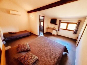 Triple Room, Mountain View | Desk, laptop workspace, soundproofing, free WiFi - Casa Stella  (Olmeto)