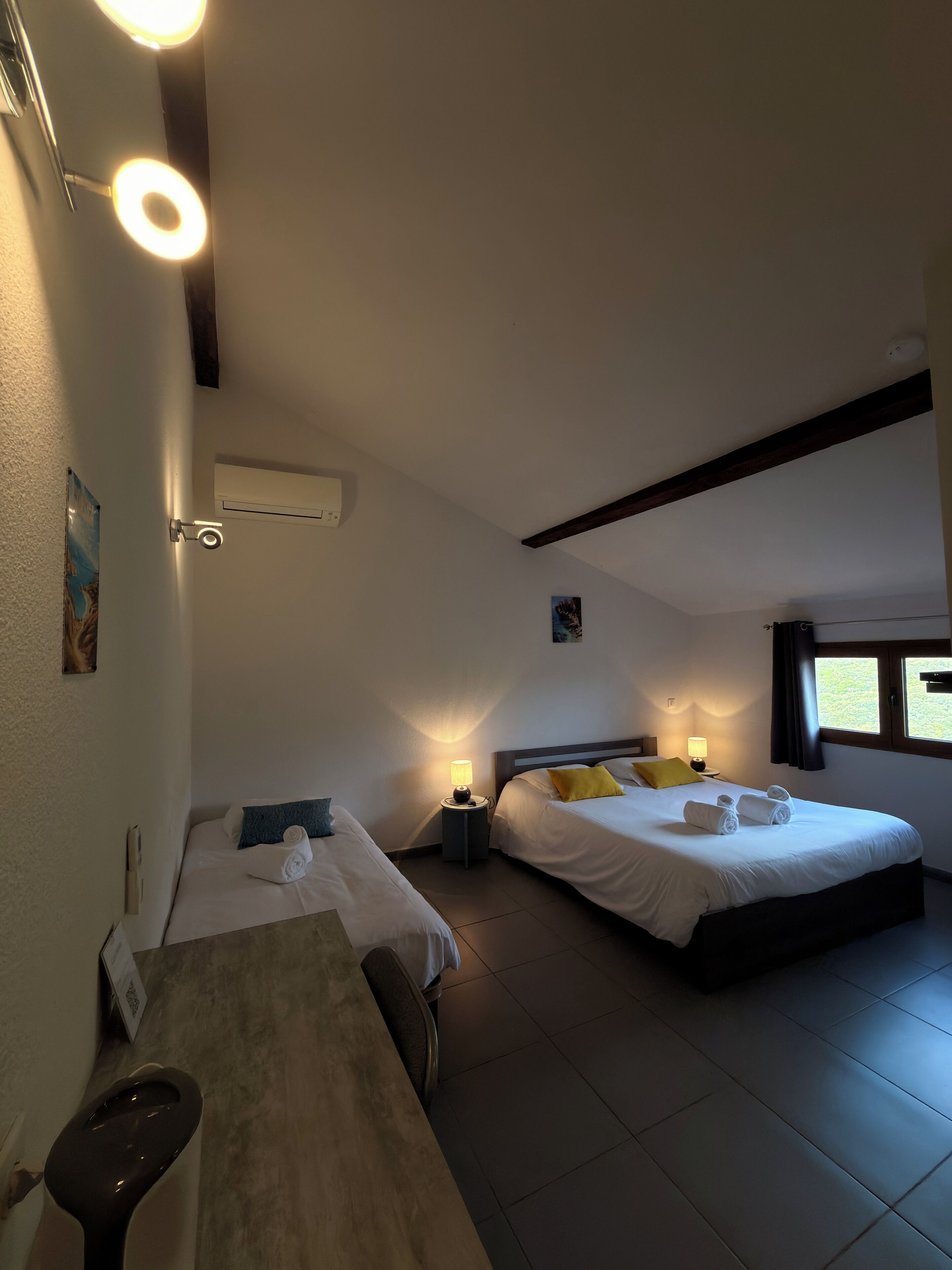 Triple Room, Mountain View | Desk, laptop workspace, soundproofing, free WiFi