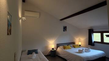 Triple Room, Mountain View | Desk, laptop workspace, soundproofing, free WiFi