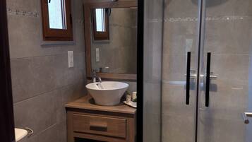 Tweepersoonskamer | Badkamer | Een douche, gratis toiletartikelen, een haardroger, handdoeken