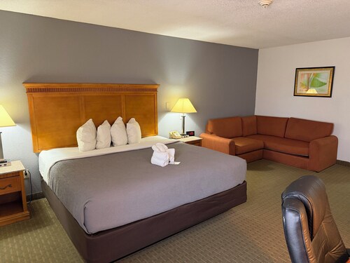 Lafayette Inn & Suites