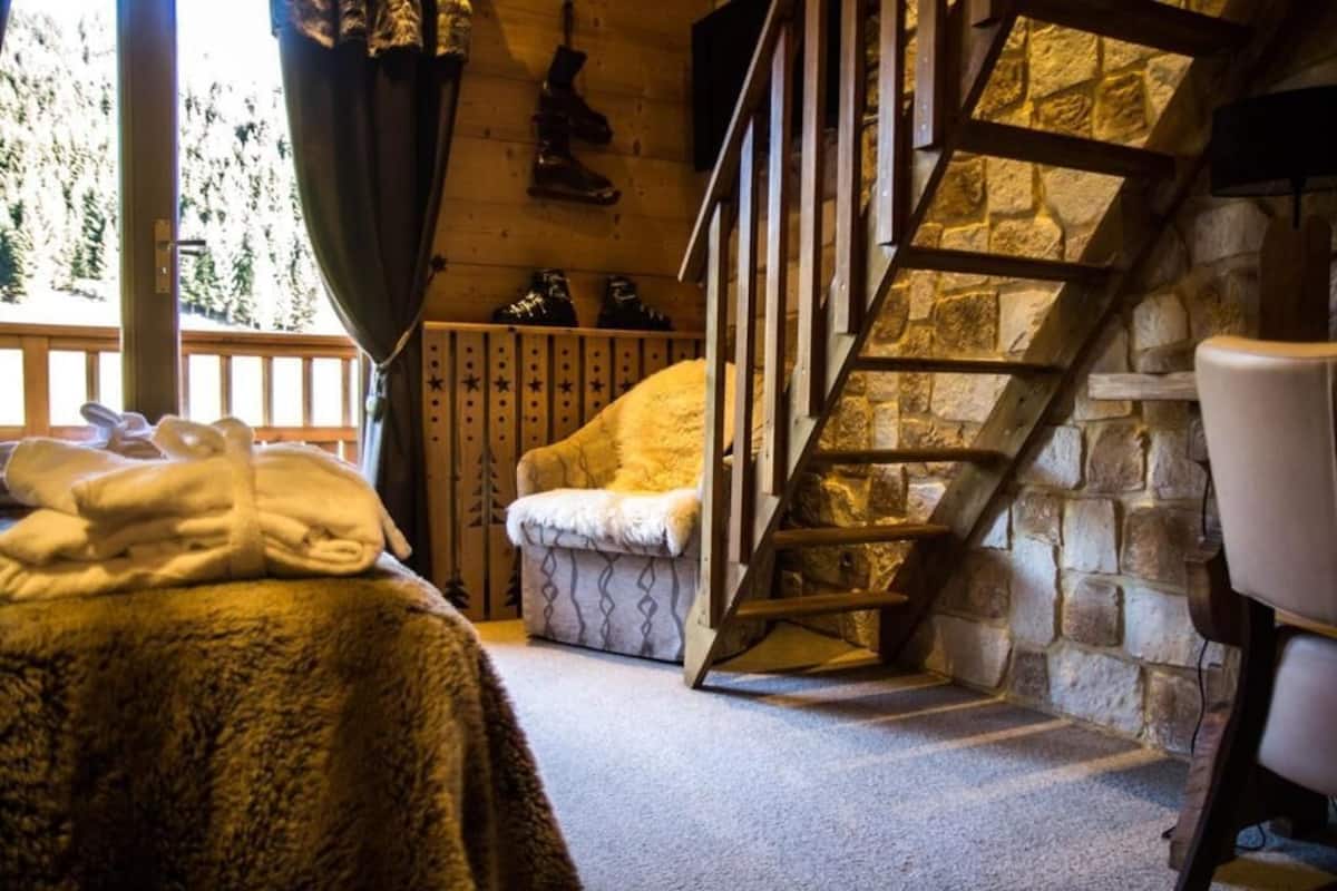 Triple Room, Balcony, Mountain View | In-room safe, free WiFi