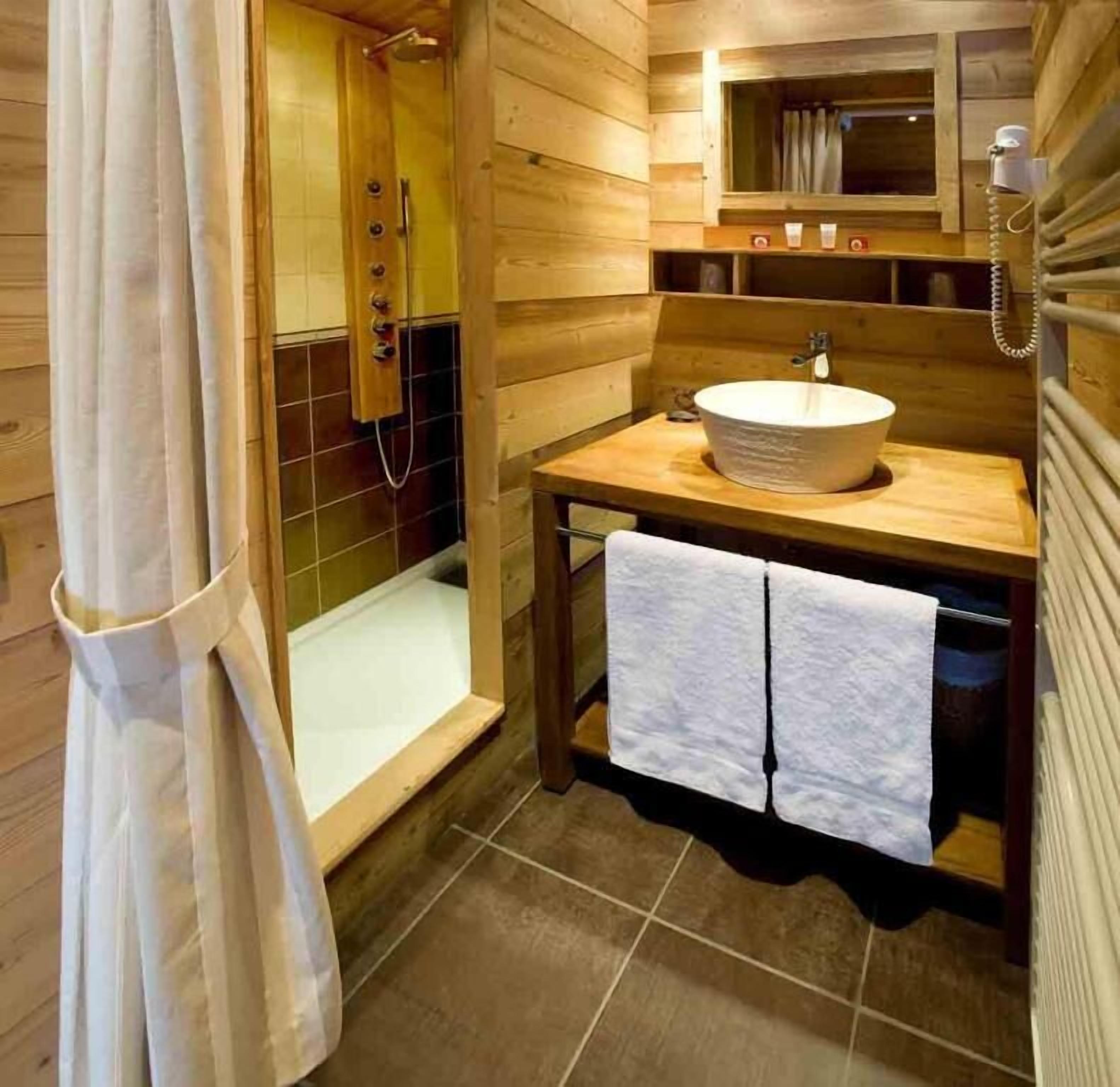 Double or Twin Room, Balcony, Mountain View | Bathroom