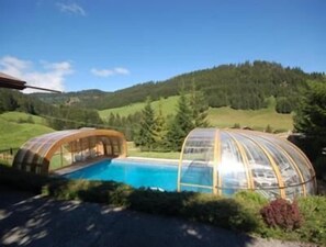 Piscine couverte, piscine extérieure (ouverte en saison)