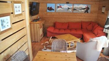 Suite, vue montagne | Coin séjour | Télévision à écran plat de 80 cm avec chaînes par satellite