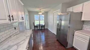 Jääkaappi, mikroaaltouuni, uuni, liesi