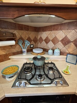 Micro-ondes, four, plaque de cuisson