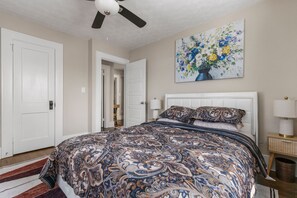 3 bedrooms, desk, iron/ironing board, free WiFi - Greenville Cozy Retreat, Modern 3BR 1 BA, fenced backyard, minutes to Downtown. (Greenville)