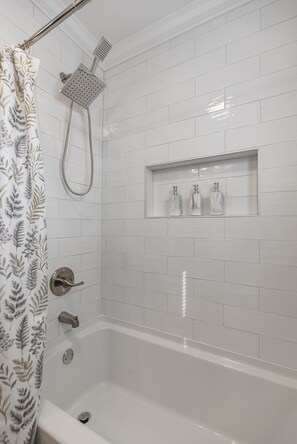 Haartrockner, Bidet, Handtücher, Seife