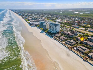 On the beach - 🌴Steps to Private Beach | Pet Friendly | Sea Dunes Nautilus B8🌴 (New Smyrna Beach)