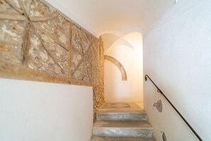 Eine Treppe mit einer Steinmauer an einer Seite und einem Metallgeländer an der anderen.