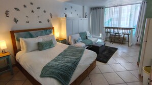 Una camera da letto con un letto, comodini, una scrivania e una sedia.