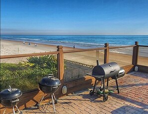 On the beach, sun-loungers, beach towels - Ocean Front Studio (Daytona Beach)
