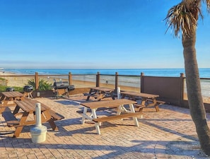 Outdoor dining - Ocean Front Studio (Daytona Beach)
