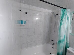 Sèche-cheveux, serviettes fournies, savon, shampoing