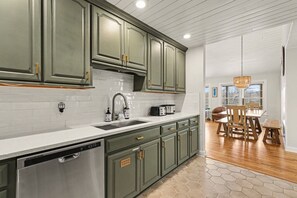 Fridge, microwave, oven, stovetop - Fireside Retreat, Luxury Waterfront Home, Private Dock, Fire Pit, Arcade, Kayaks, Fishing & More! (Mooresville)