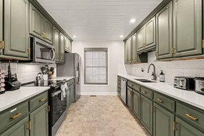 Fridge, microwave, oven, stovetop - Fireside Retreat, Luxury Waterfront Home, Private Dock, Fire Pit, Arcade, Kayaks, Fishing & More! (Mooresville)