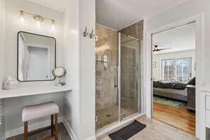 Shower, hair dryer, towels, shampoo - Fireside Retreat, Luxury Waterfront Home, Private Dock, Fire Pit, Arcade, Kayaks, Fishing & More! (Mooresville)