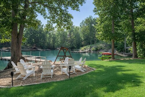Fireside Retreat, Luxury Waterfront Home, Private Dock, Fire Pit, Arcade, Kayaks, Fishing & More!