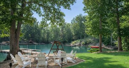 Fireside Retreat, Luxury Waterfront Home, Private Dock, Fire Pit, Arcade, Kayaks, Fishing & More!