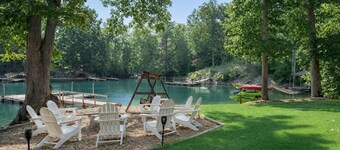 Fireside Retreat, Luxury Waterfront Home, Private Dock, Fire Pit, Arcade, Kayaks, Fishing & More!
