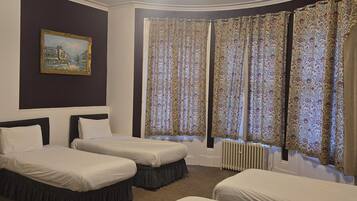 Habitación cuádruple estándar, no fumadores, junto a la playa | Ropa de cama de alta calidad y colchones viscoelásticos