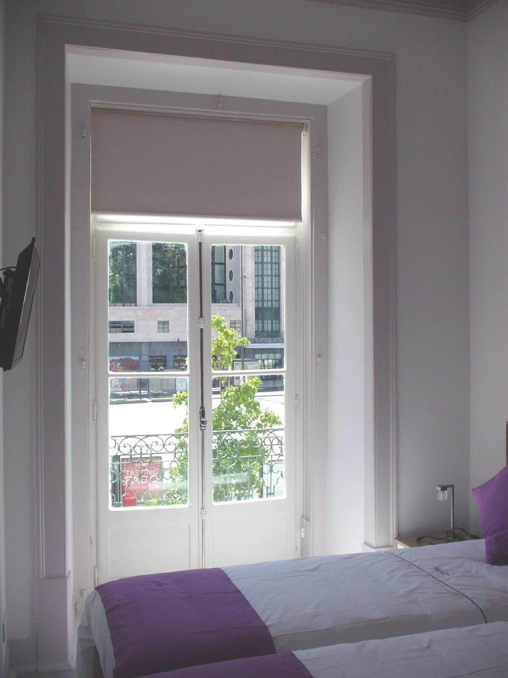 Tabla de planchar con plancha, wifi y ropa de cama 