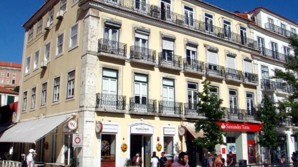 A multi-story building with balconies, storefronts, and a pedestrian walkway. - Double Room 5 at Inn Chiado with Wi-Fi and Air Conditioning (Lisboa)