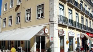 A building with outdoor seating, multiple windows, and balconies. - Double Room 5 at Inn Chiado with Wi-Fi and Air Conditioning (Lisboa)