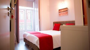 A bedroom with a bed, a door, and a window. - 'Inn Chiado - Double Room 6' with Balcony, Wi-Fi and Air Conditioning (Lisboa)