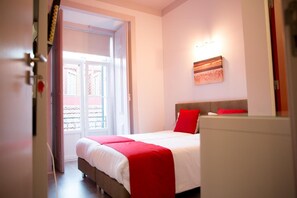 Iron/ironing board, WiFi, bed sheets - 'Inn Chiado - Double Room 6' with Balcony, Wi-Fi and Air Conditioning (Lisboa)