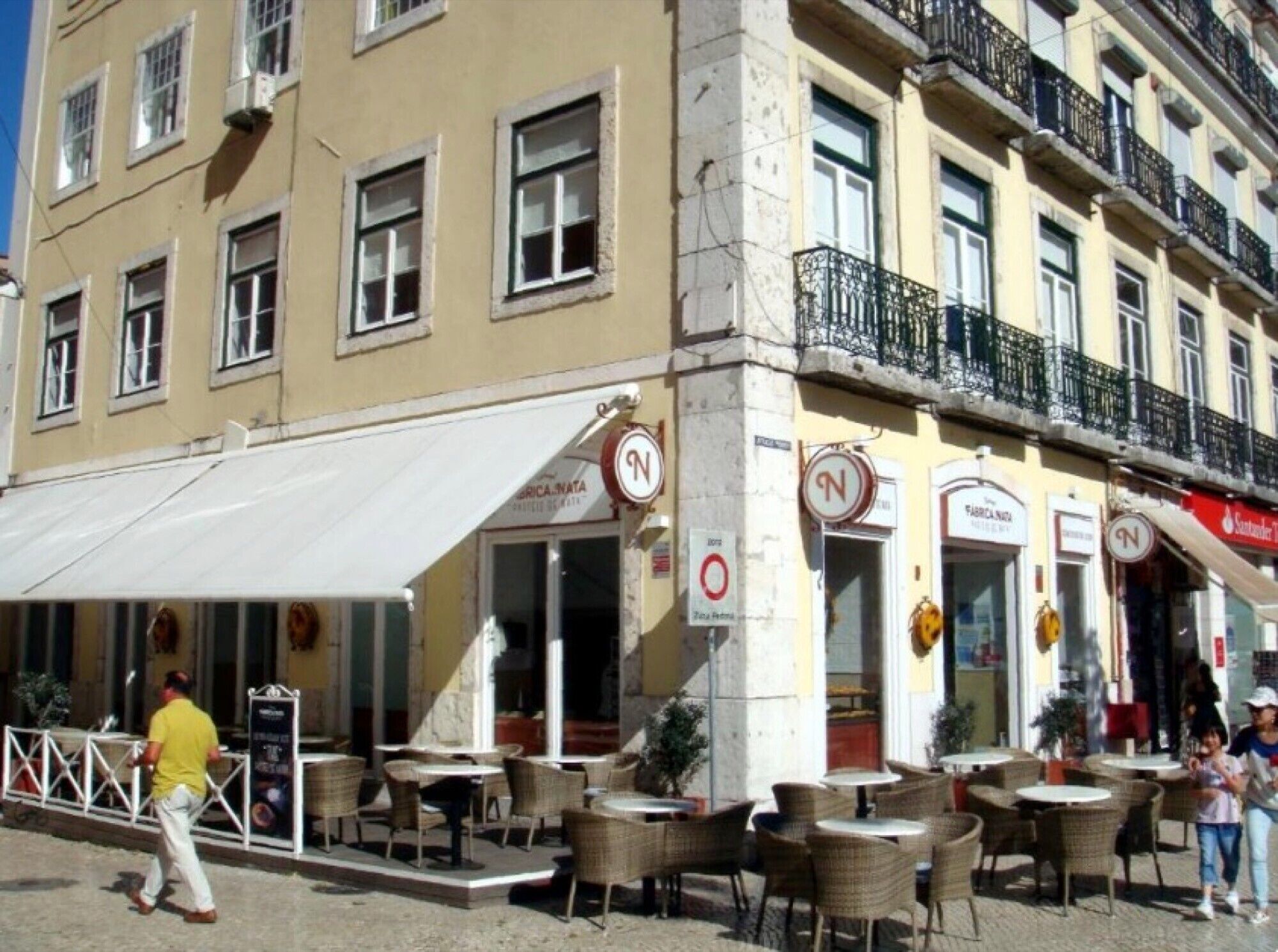 Un edificio con terraza, numerosas ventanas y balcones.