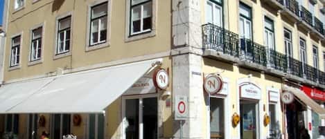 Un edificio con terraza, numerosas ventanas y balcones.