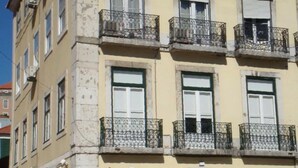 A multi-story building with balconies, a sign for 'FABRICA NATA PASTELIS DE NATA,' and a 'NO ENTRY' sign. - 'Inn Chiado - Double Room 6' with Balcony, Wi-Fi and Air Conditioning (Lisboa)
